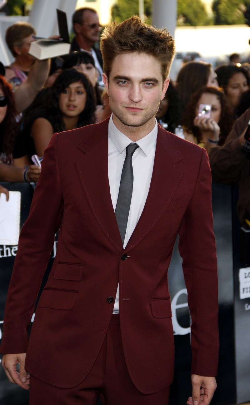 Robert Pattinson ist vor allem für seine Rolle in der Filmreihe Twilight“ bekannt. Später äußert er sich jedoch kritisch.