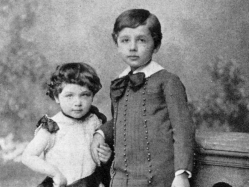 Albert Einstein und seine kleine Schwester als Kinder