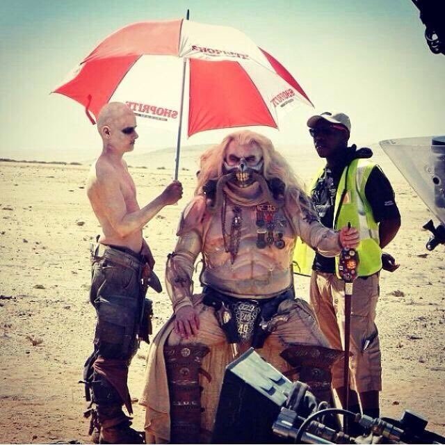 Am Set von „Mad Max“ bei einer Drehpause musste Hugh Keays-Byrne wegen zu viel Hitze vor der Sonne geschützt werden.
