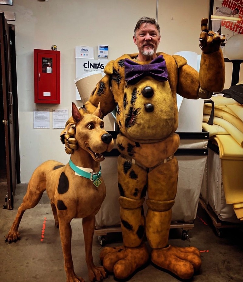 An dem Set von „Five Nights at Freddy's“ schnappt sich Matthew Lillard die lebensgroße Scooby–Doo–Figur.