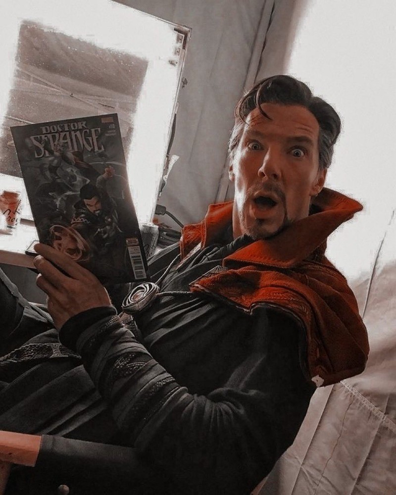 „Doctor Strange“ liest „Doctor Strange“ am Filmset.