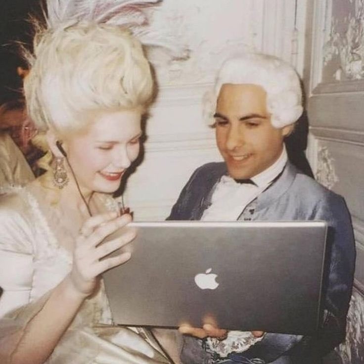 Kirsten Dunst und Jason Schwartzman bilden hier in ihren Kostümen einen ungewöhnlichen Kontrast zu dem Mac in ihren Händen.