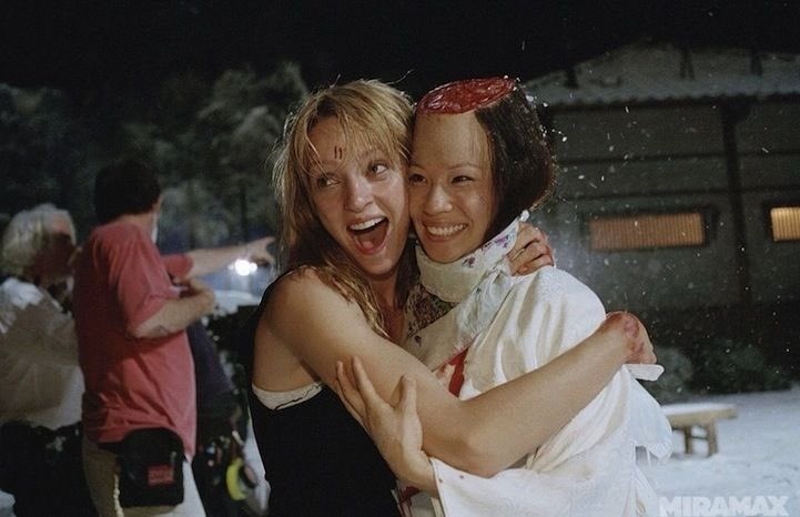 Uma Thurman und Lucy Liu liegen sich in den Armen, obwohl sie in dem Film selbst Erzfeindinnen sind.