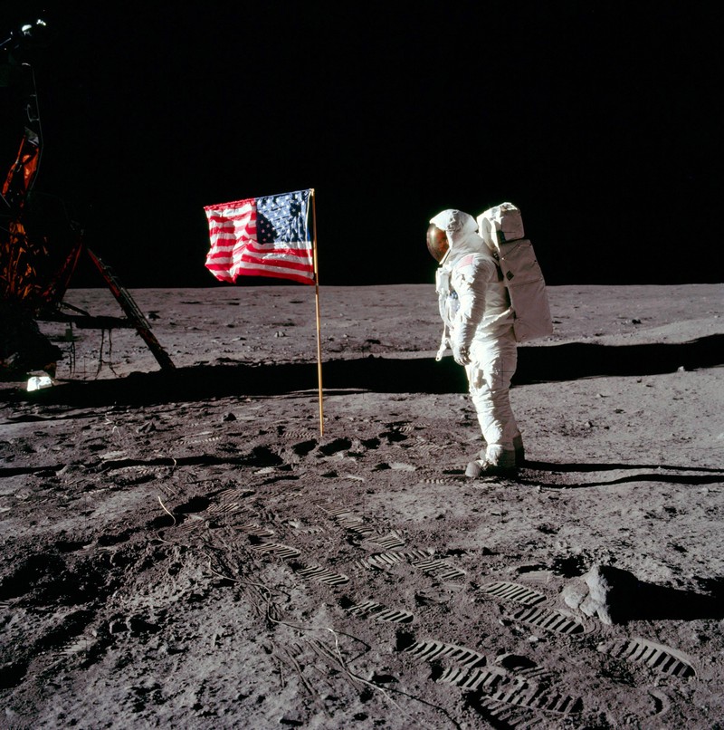 Neil Armstrong war der erste Mensch, der den Mond betreten hat.