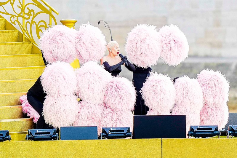 In einer ersten Show-Einlage trat US-Sängerin Lady Gaga auf.