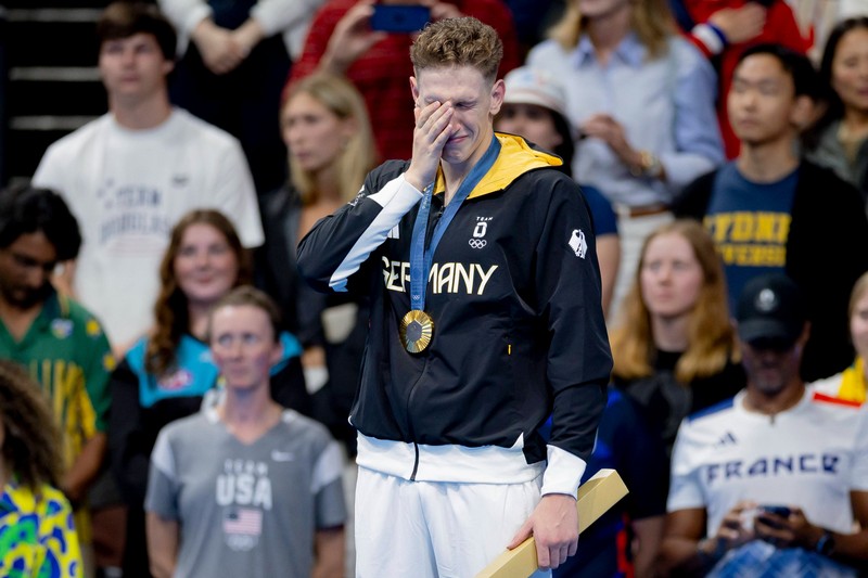 Lukas Märtens bricht bei der Siegerehrung bei Olympia 2024 in Tränen aus.