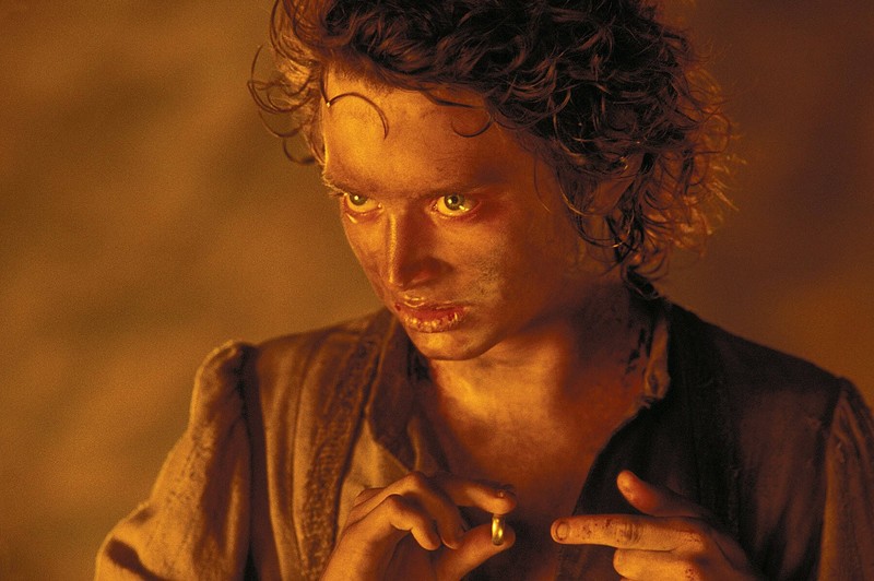 Ein Filmfehler in der Verfilmung „Der Herr der Ringe: Die zwei Türme“: Die Wunde wandert bei Frodo Beutlin.