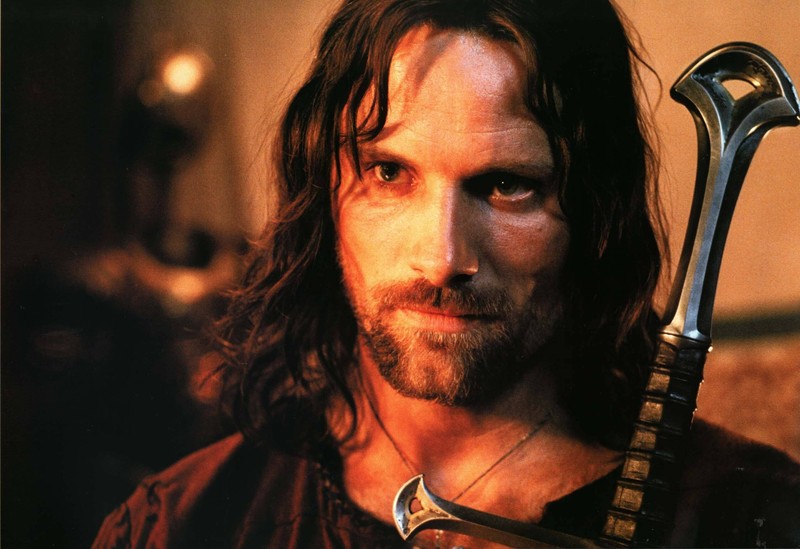 In der Verfilmung von „Der Herr der Ringe" kommt ein Fehler vor: Aragorn trägt eine Kette, die ihm sehr wichtig ist.