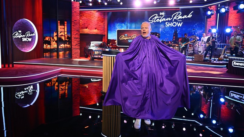 Bei „Die Stefan Raab Show“ tritt ein nackter Puppenspieler auf.