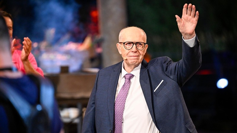 Reiner Calmund verabschiedet sich bei „Grill den Henssler“.