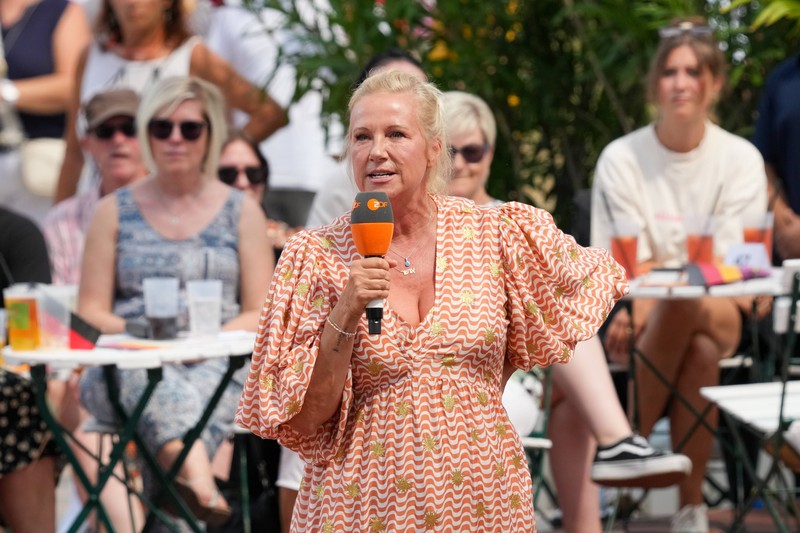 Andrea Kiewel bemerkt im Live-TV eine kuriose Panne beim ZDF-Fernsehgarten.