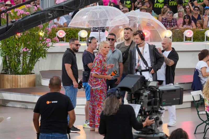 Andrea Kiewel ist seit Jahren eine feste Instanz im ZDF-Fernsehgarten. Was läuft hinter den Kulissen?
