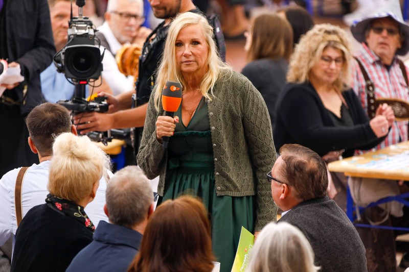 Andrea Kiewel regt sich im Fernsehgarten über die Wiesn-Preise auf.