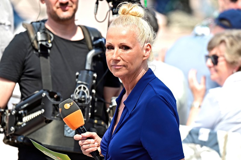 Andrea Kiewel überrascht im ZDF-Fernsehgarten mit einem kritischen Song.