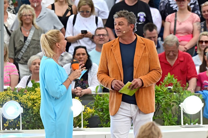 „Bergdoktor“-Star Hans Sigl agierte als Co-Moderator beim Fernsehgarten und bekam sein Fett weg.