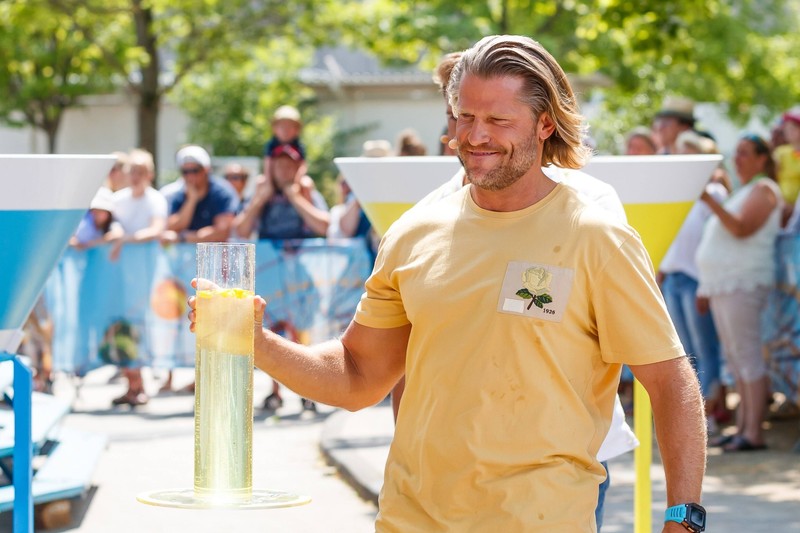 Paul Janke muss beim „ZDF-Fernsehgarten“ blank ziehen.
