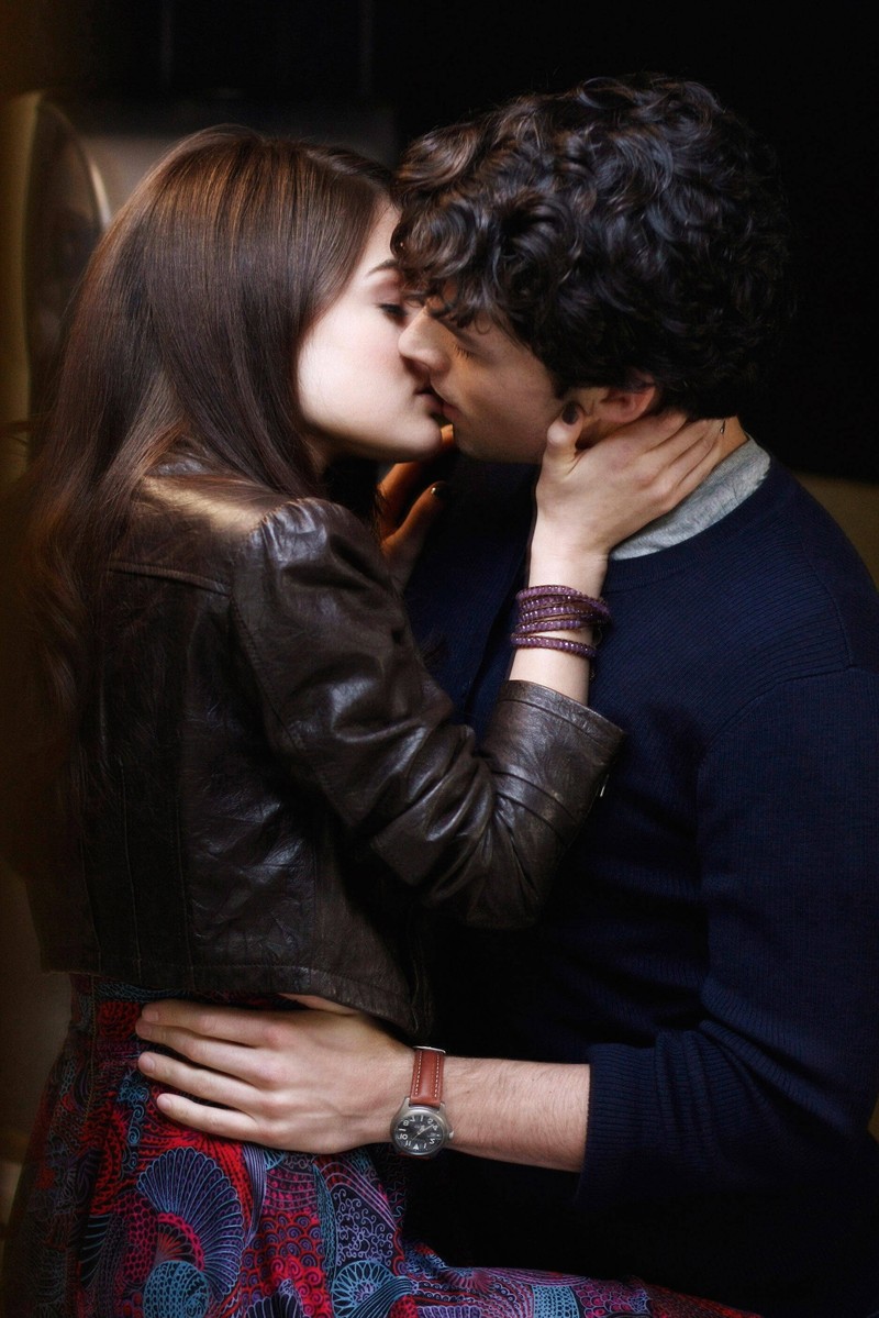 Aria und Ezra trennen in „Pretty Little Liars“ sieben Jahre Altersunterschied.