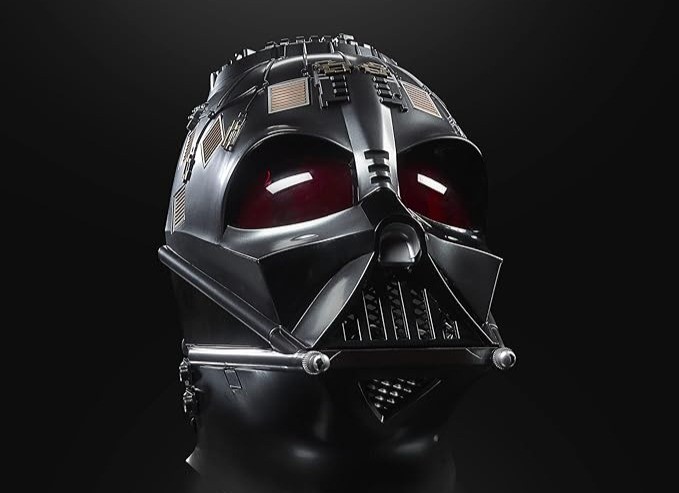 Der ikonische Helm von Darth Vader, ein Muss für jeden eingefleischten Star-Wars-Fan.