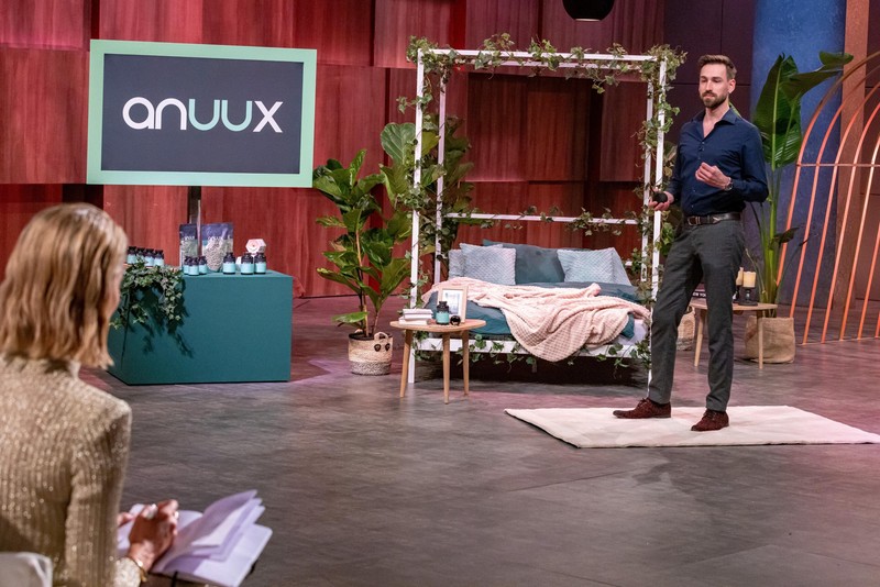 Gründer Marius Baumgärtel möchte die Löwen und Löwinnen mit einer speziellen Idee überzeugen, die im Schlafzimmer gebraucht wird.