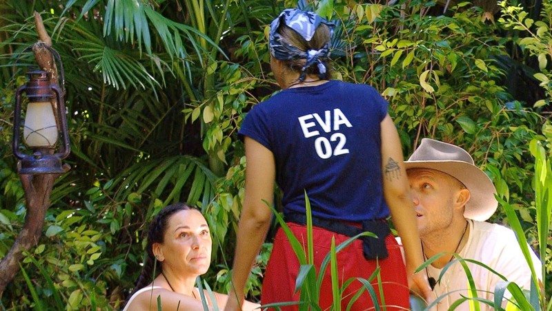 Alle gegen einen: Im Camp gerät Ariel in den Fokus der Mitcamper*innen und wird Opfer einer Lästerattacke.