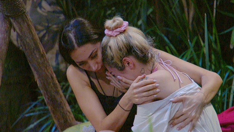 Ariel bricht in Tränen aus, als sie über ihren verstorbenen Vater spricht.