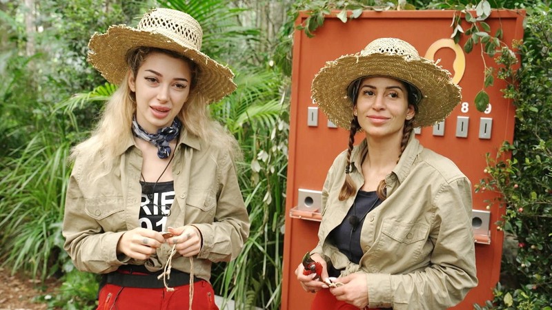 Ariel und Eva sprechen im Camp über ihre Erfahrungen mit Männern.