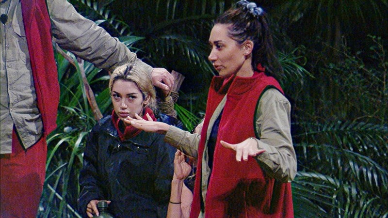 Der Streit um die Betten eskaliert im Camp. Besonders Ariel und Gil fahren sich an.