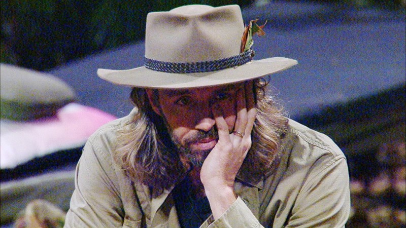 Die übrigen Camper*innen sprechen über Gil und die Konsequenzen seines Unfalls.