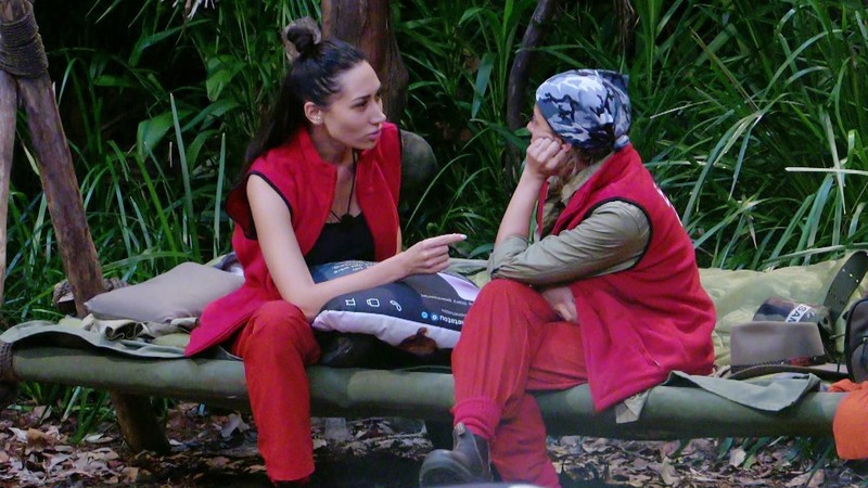 Eva Benetatou bittet Samira Yavuz zu einem Gespräch.