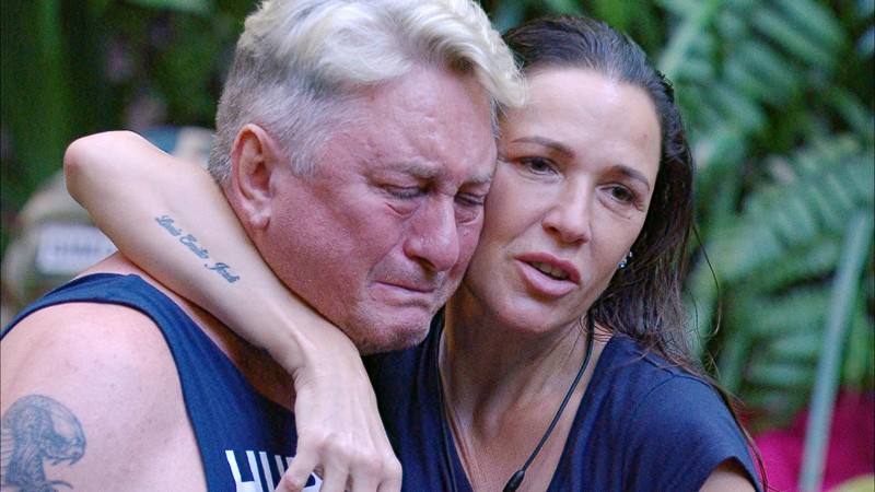 Hubert bricht im Camp in Tränen aus.