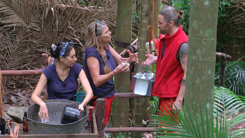 Nicole konfrontiert Gil mit ihrer Abneigung gegen ihn im Camp.