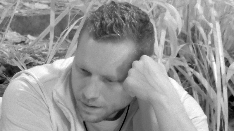 Patrick und Hardy sprechen über die Frauen im Camp und lästern.