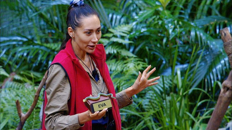 Samira betitelt Eva als Schlange. Daraufhin eskaliert der Streit.