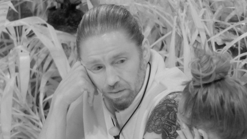 Samira fragt Gil nach seiner familiären Situation und seinen Plan für den Dschungel.