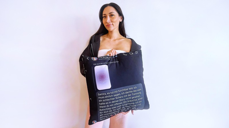 Samira Yavuz nimmt ein Kissen mit dem aufgedrucken Chatverlauf von ihr und Eva Benetatou mit ins Dschungelcamp.