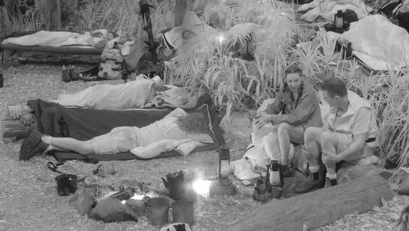 Simone und Hardy lästern erneut über Ariel während der Nachtwache.