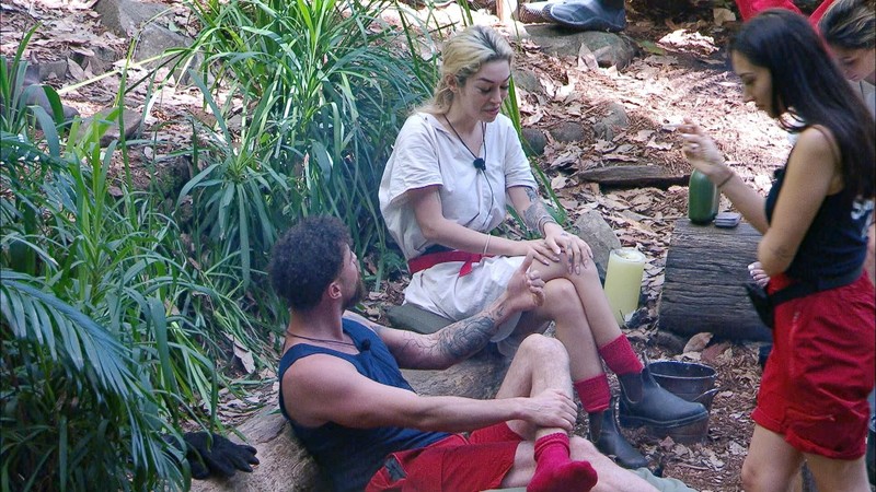 Umut und Ariel geraten im Camp aneinander.