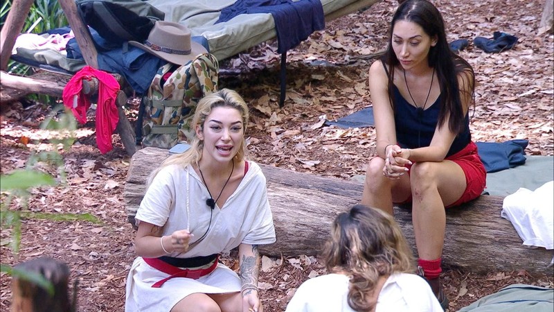 Umut und Ariel streiten vor den anderen Campbewohner*innen und bringen die Frage nach einer konstruierten Lovestory ins Spiel.