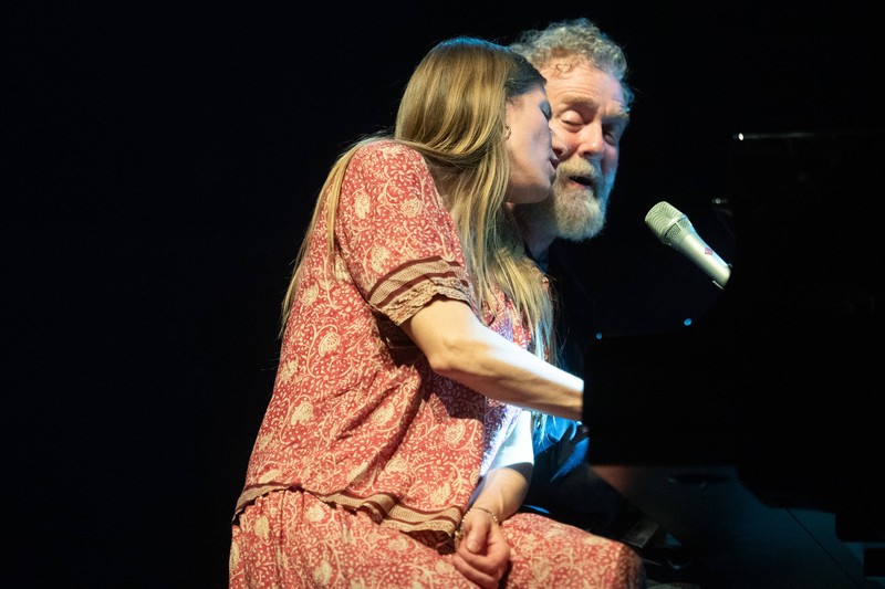 Glen Hansard und Markéta Irglová performen „Falling Slowly“.