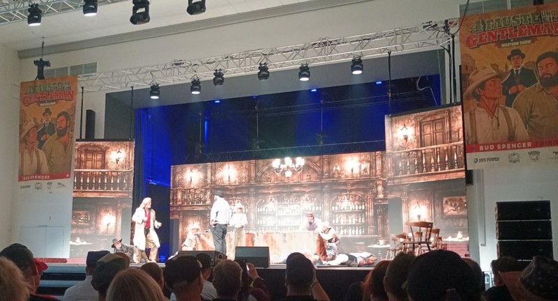 Ottaviano Dell'Acqua adelt die Theater-Show.