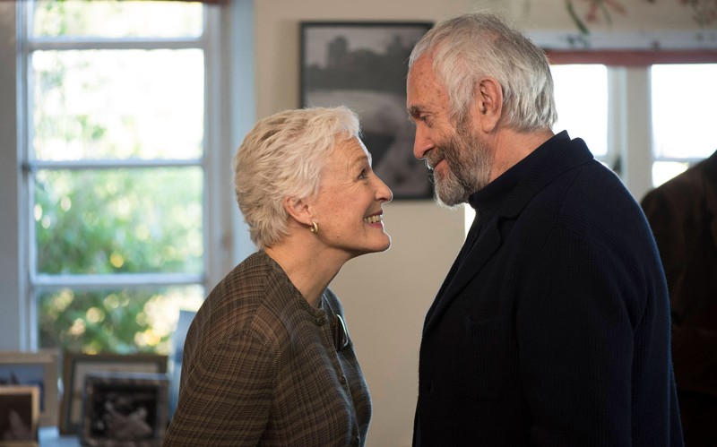 „Die Frau des Nobelpreisträgers“ erzählt von Joan Castleman, gespielt von Glenn Close, die seit Jahrzehnten an der Seite ihres berühmten Ehemanns Joe lebt.